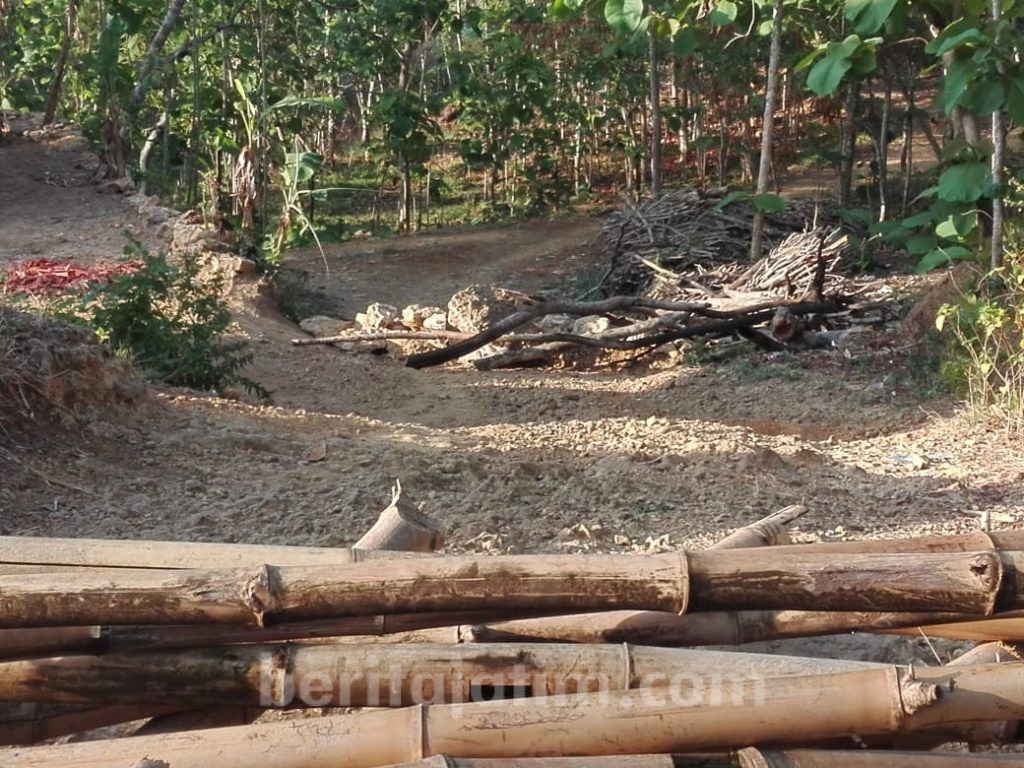 Jalan Ditutup Batu dan Bambu, Muspika Ketapang Turun ke Lokasi