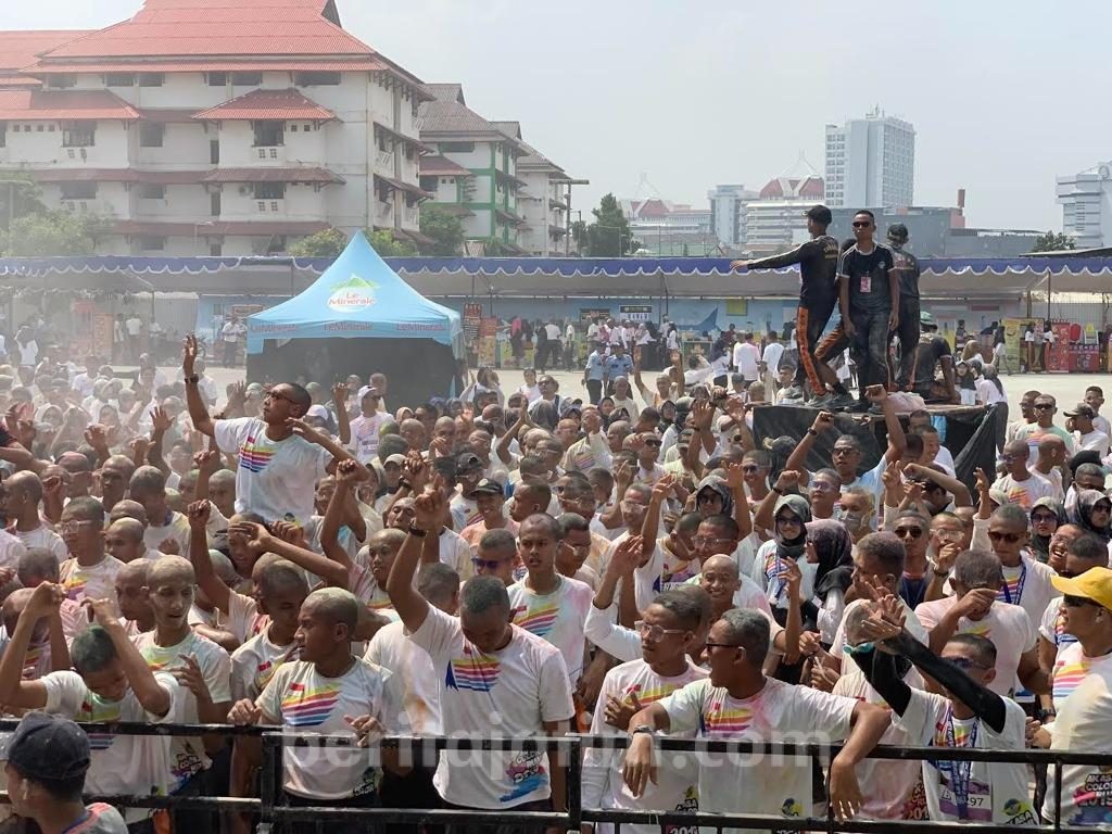 1438 Taruna Penerbangan Ikuti Lomba Lari Bermandikan Warna