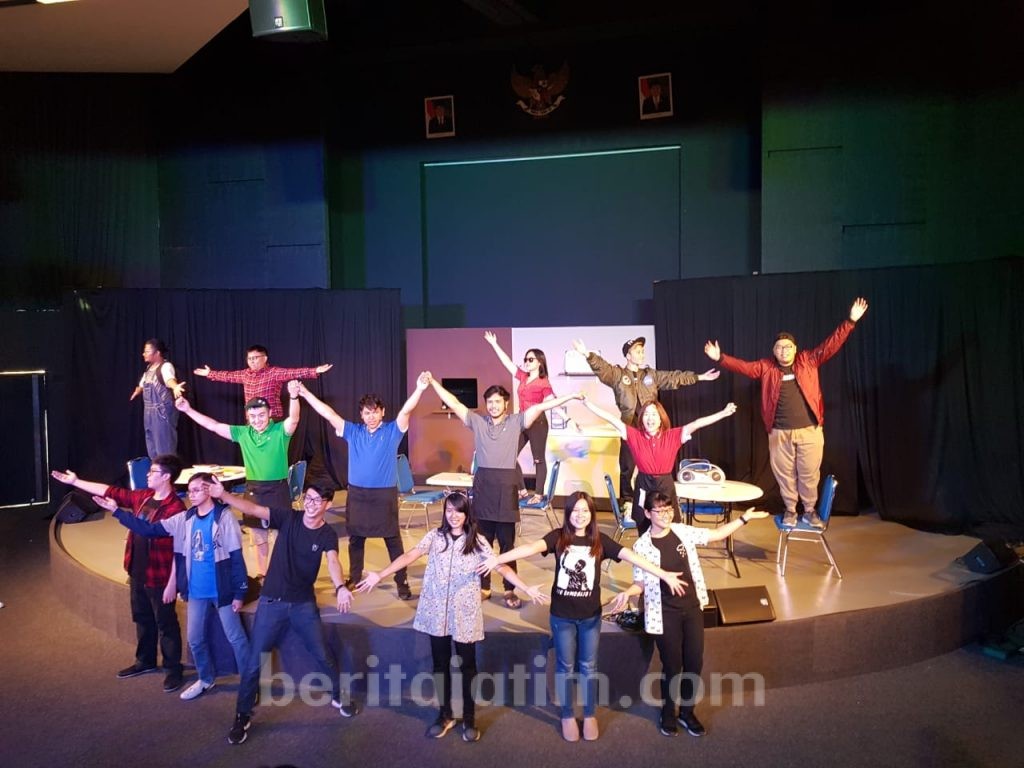Teater UK Petra Pentaskan Cerita Cinta Ayah dan Anak