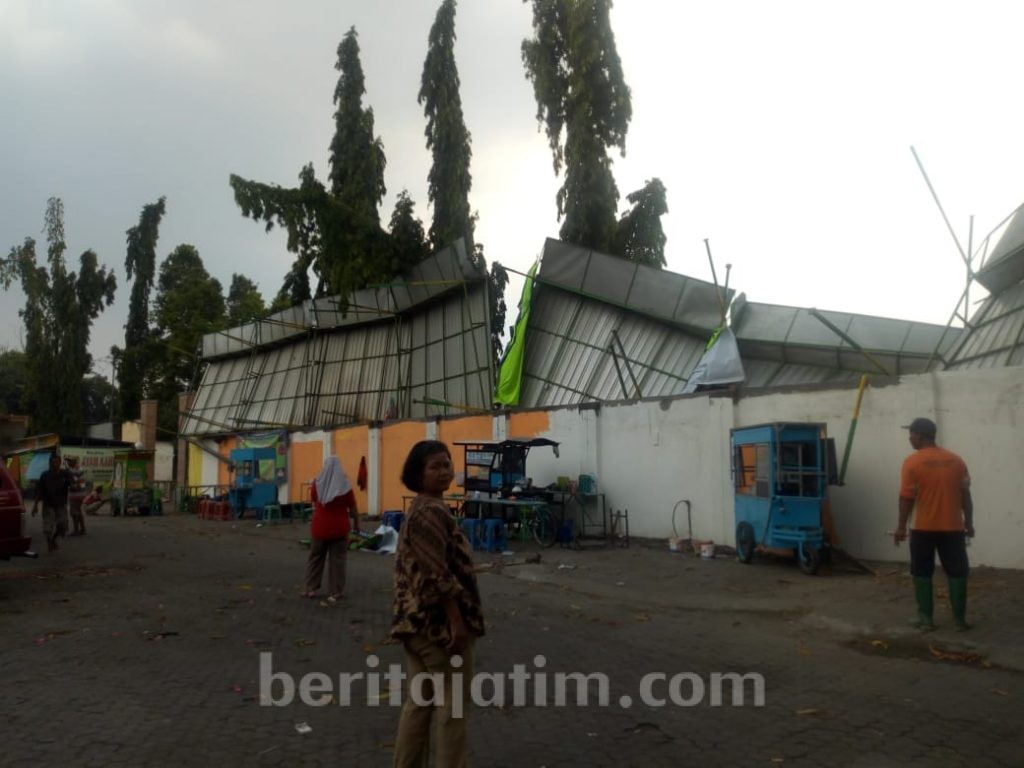 Lapak PKL Stadion Jombang Disapu Puting Beliung