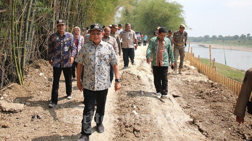 Tanggul Bengawan Longsor, Wabup Tuban Larang Penambangan Pasir