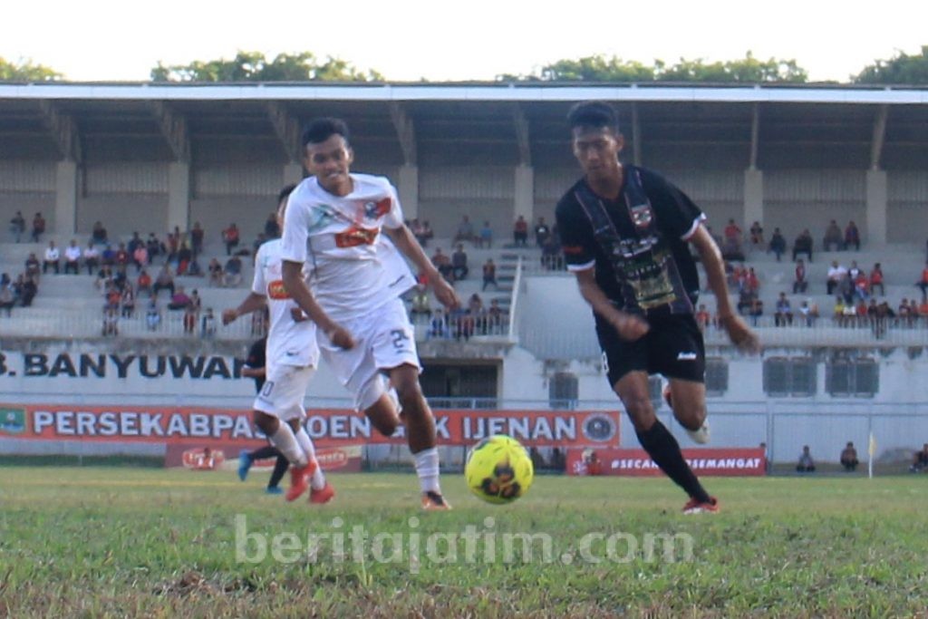 Persewangi Vs Persekabpas, Siapa Juara Grup?