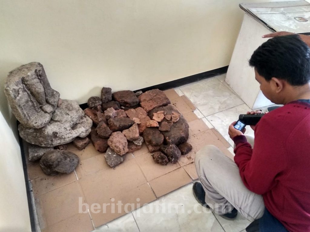 Potongan Arca Berelief Kaki Ditemukan di Sawah di Ponorogo