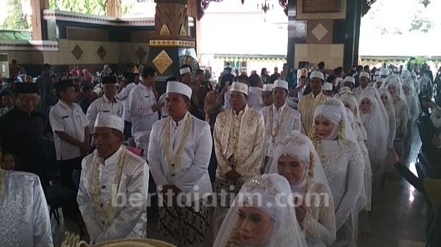 Belasan Pasangan Lansia Ikuti Nikah Massal