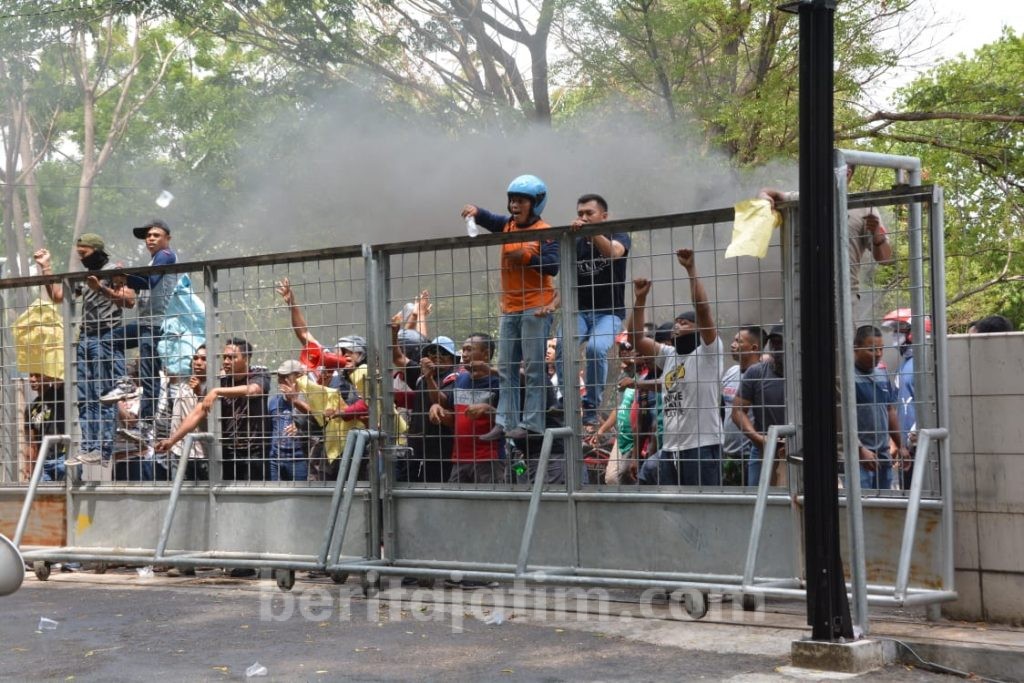 Pasukan Huru-Hara Lanud Iswahjudi Amankan Pendemo