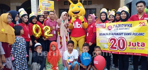 Rawat Tetangga Sakit Tanpa Pamrih, Bidan Asal Balongpanggang Gresik Dapat Hadiah Rp 20 Juta