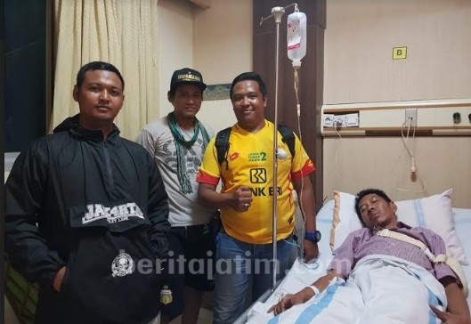 Bhayangkara FC Bantu Aremania Korban Jatuh dari Tribun Stadion PTIK