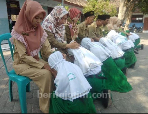Para Guru dan Siswa di Mojokerto Menangis Terharu