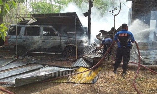 Kebakaran Hanguskan Mobil dan Rumah di Ponorogo