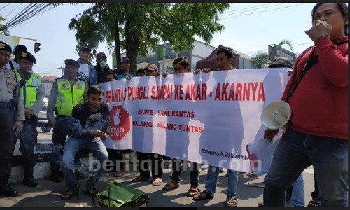 Bawa Tumpeng dan Menyan, Warga Trowulan Mojokerto Datangi Kantor Kejaksaan