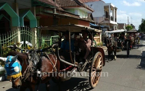 MTs Al Khalifah Kepanjen Gelar Hari Pahlawan dengan Kirab Andong