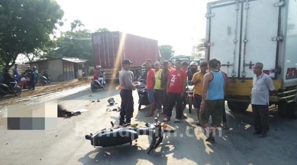 Tabrak Truk Antri BBM, Pengendara Motor Terpental Lalu Meninggal Ditabrak Dump Truk