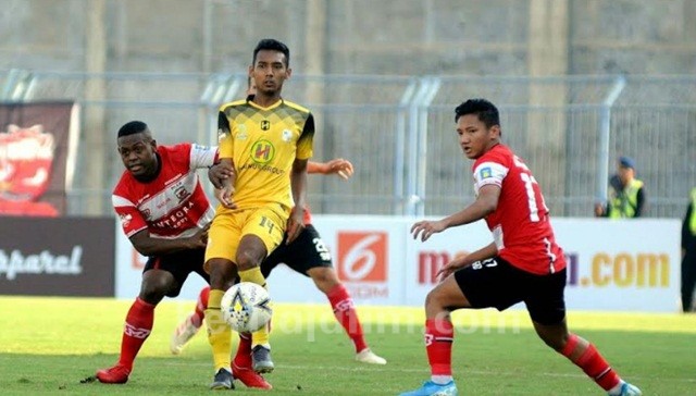 Madura United Melorot ke Posisi Tiga Klasmen