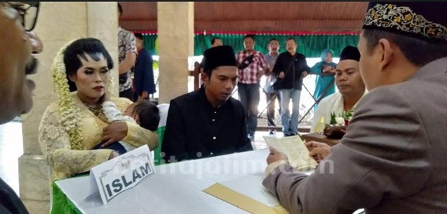 Usai Kirab, 283 Pasangan Nikah Massal di Malang Terima Buku dan Akta Nikah