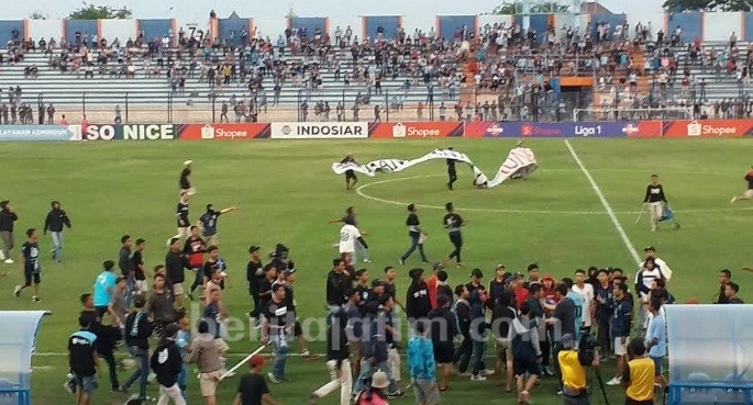 Ricuh, Pertandingan Persela Vs PBLFC Dihentikan Wasit