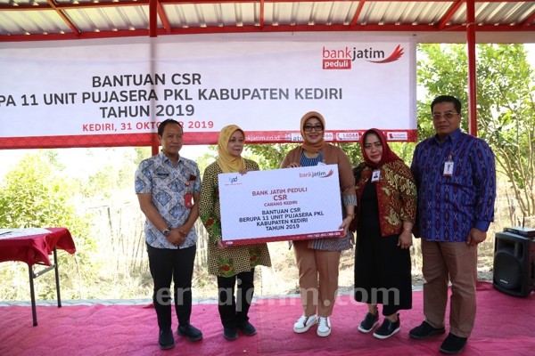 Bank Jatim Serahkan 11 Unit Pujasera PKL Kabupaten Kediri