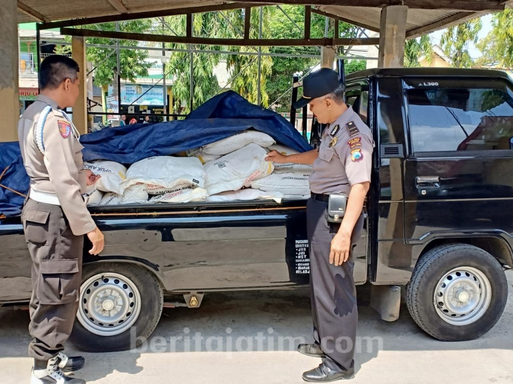 Polisi Tangkap Penyelundup 48 Zak Pupuk Bersubsidi