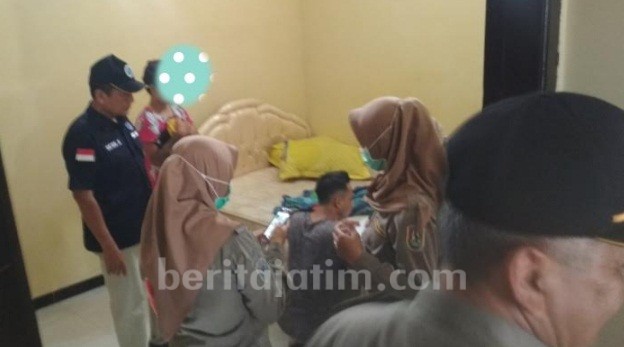 Razia Kos, Satpol PP Tuban Temukan Wanita Cantik di Almari