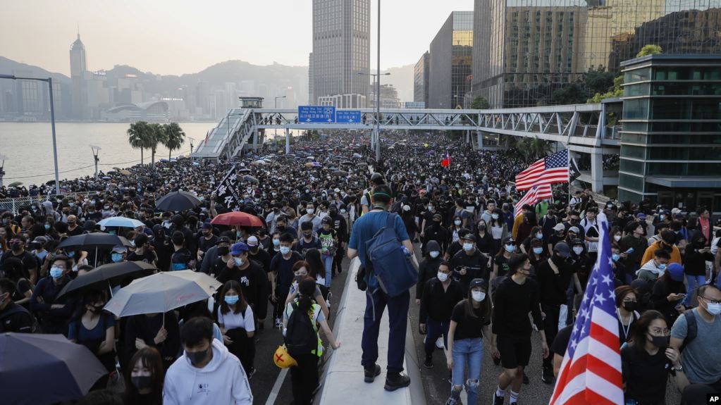 Bubarkan Ribuan Demonstran, Polisi Hong Kong Tembakkan Gas Air Mata