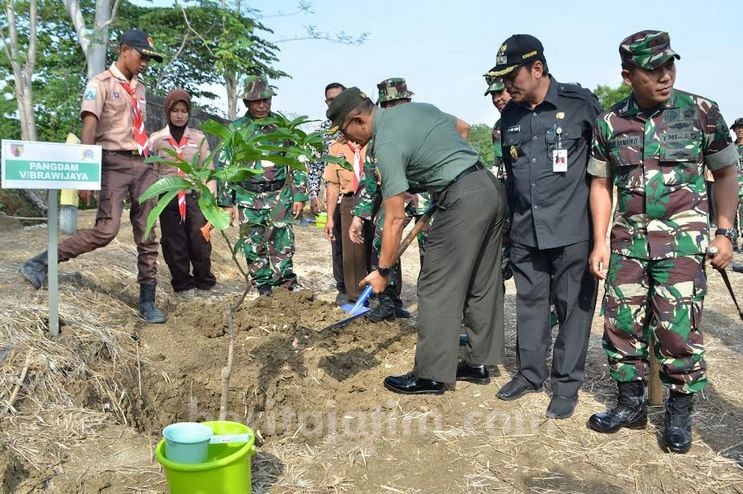 TNI AD Tanam 3 Ribu Pohon di Lahan Perkemahan Gresik