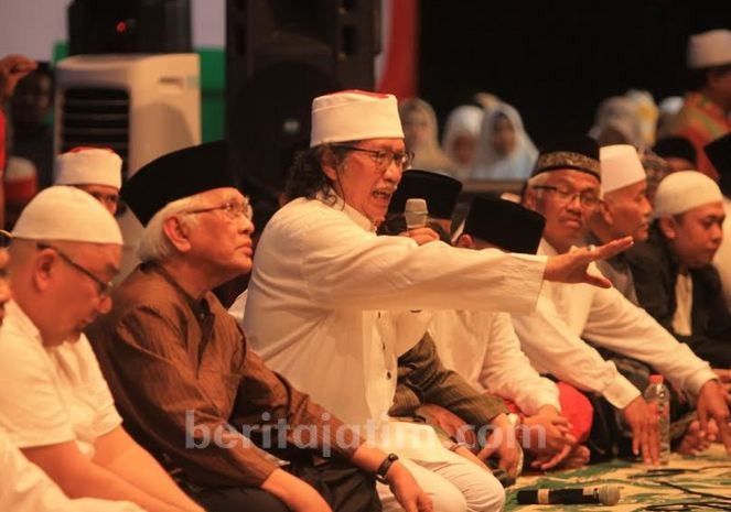 Ribuan Warga Gresik Dengarkan Tauziah Gus Mus dan Cak Nun