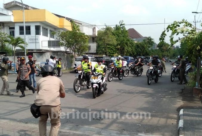 Gubernur Khofifah Naik Motor Matic ke Gereja