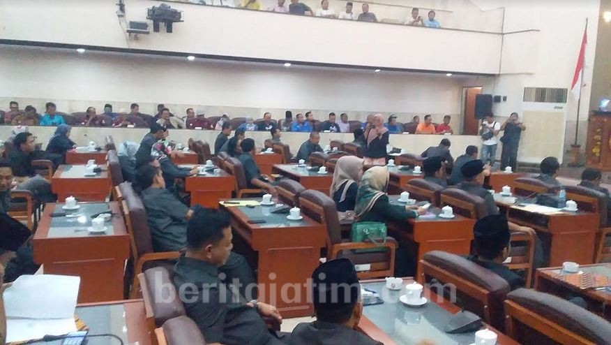 Puluhan Warga Jember ‘Duduki’ Sidang Paripurna, Dukung Hak Angket