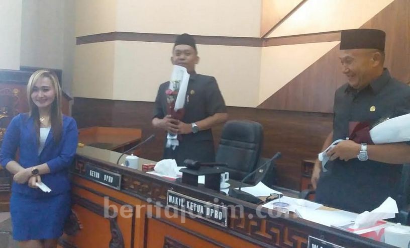 Paripurna Angket Diwarnai Bunga, ‘Maju Tak Gentar’, dan Debat Soal Nasi Kotak