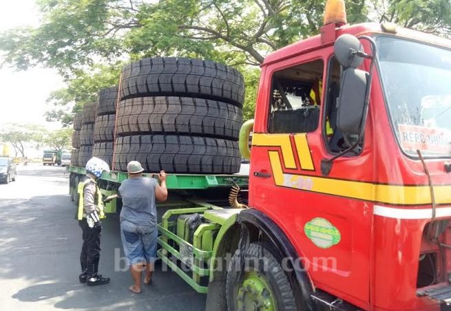 Satlantas Polres Gresik Tindak Kendaraan Over Load