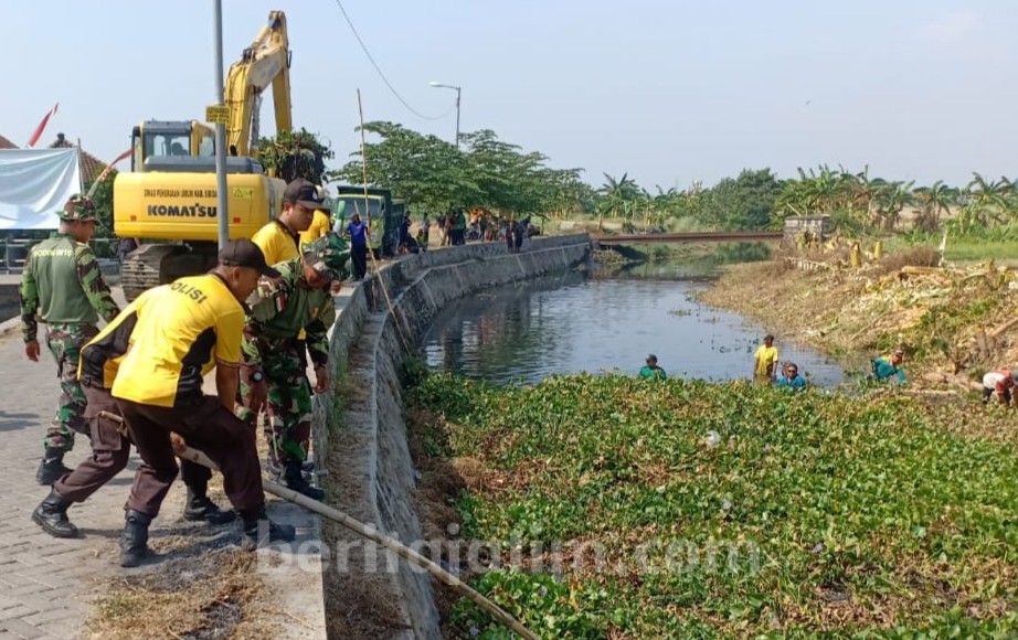 Bupati Saiful Ikut Bersih Sungai di Wonoayu