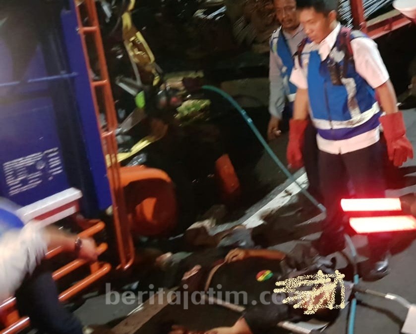 Truk Seruduk Truk, Sopir Tewas Tergencet