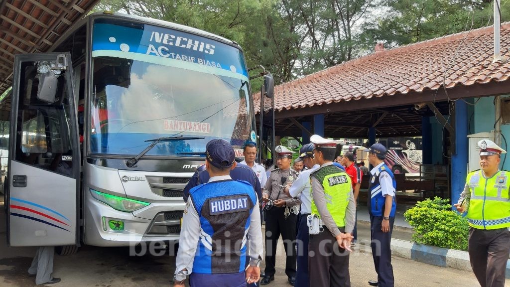 Jelang Natal dan Tahun Baru, Petugas Gabungan Cek Kelaikan Armada Bus di Sumenep