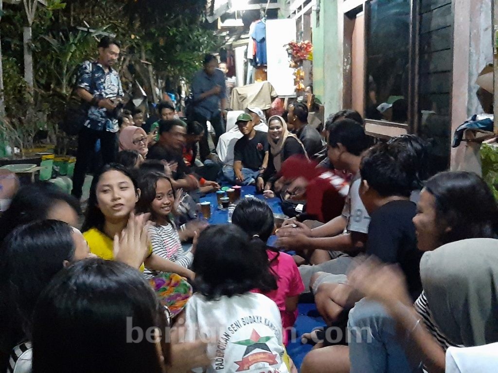 Puti Guntur Bertemu dengan Seniman Jaranan