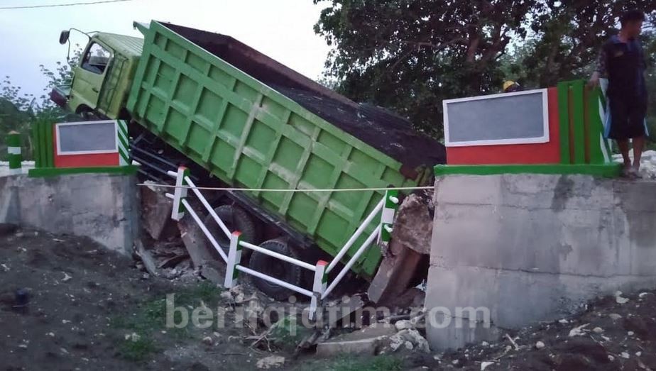 Jembatan Desa Ambrol Saat Dilewati Dump Truk