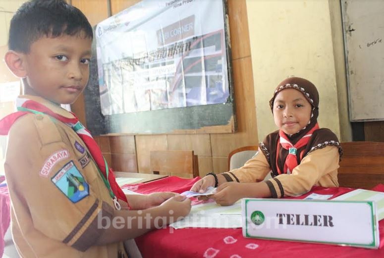 Bersama STIE Perbanas, Siswa SD di Surabaya ini Praktik Jadi Teller dan Nasabah