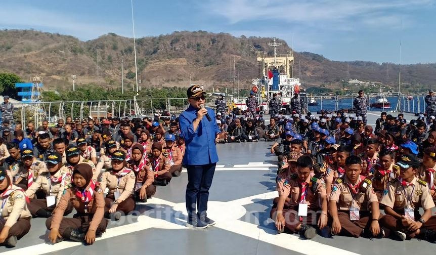 Bupati Anas Bakar Semangat Peserta Bela Negara di Atas KRI Surabaya 591
