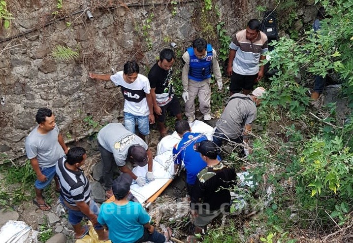 Kendaraan Terjun ke Sungai di Pacet, Satu Keluarga Meninggal