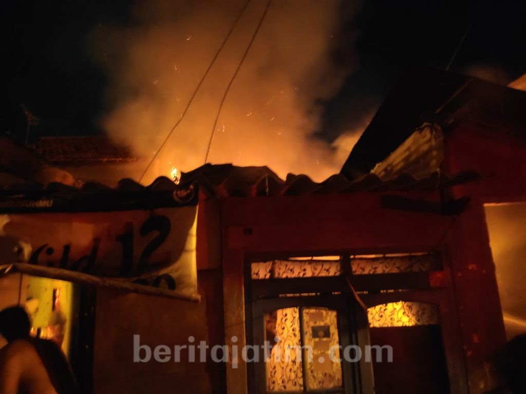 Rumah Hangus Terbakar, Kakek Bisari Tersambar Api