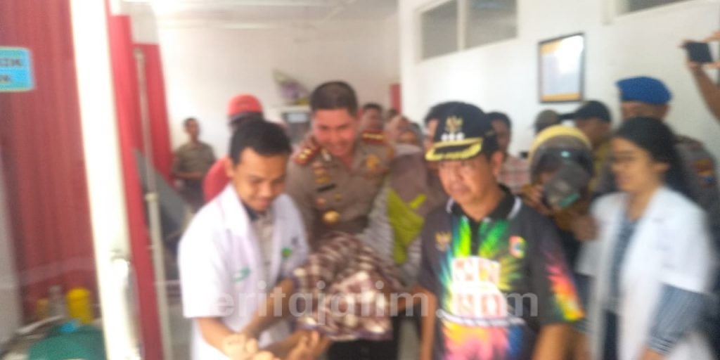Kapolres Jember Gendong Korban Runtuhnya Atap Kantor Kecamatan Jenggawah