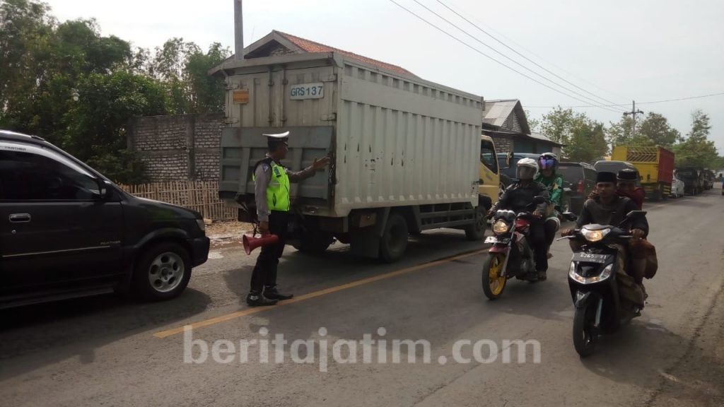 Jembatan Jungkaran Retak, Antrean Kendaraan Capai Belasan Kilometer