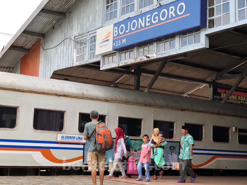 Sejumlah penumpang nampak berjakan menuju ke kereta api di Stasiun Bojonegoro, belum lama ini.(istimewa)