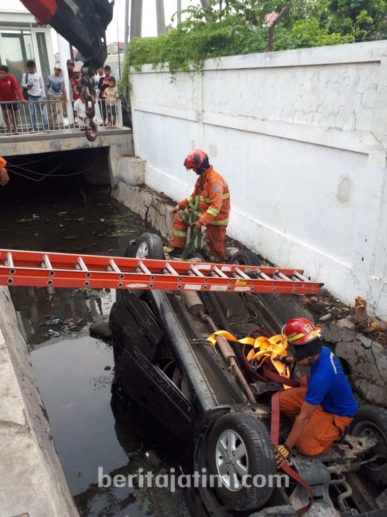 Sehari Dua Kejadian Mobil Terperosok Jalur Kereta dan ke Selokan di Kota Surabaya