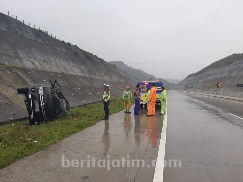 Mobil Pajero Terbalik di Tol Mapan, Satu Penumpang Tewas