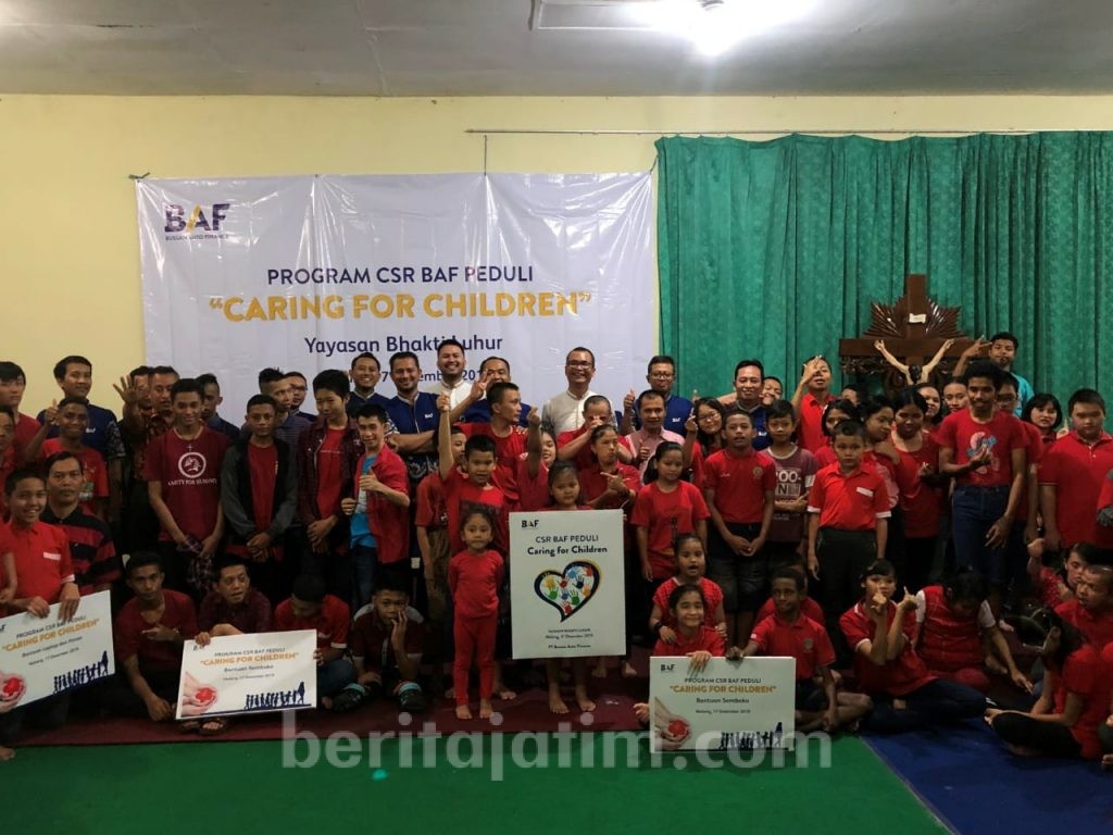Hadiah Tahun Baru, Anak-anak Panti Asuhan Terima Laptop