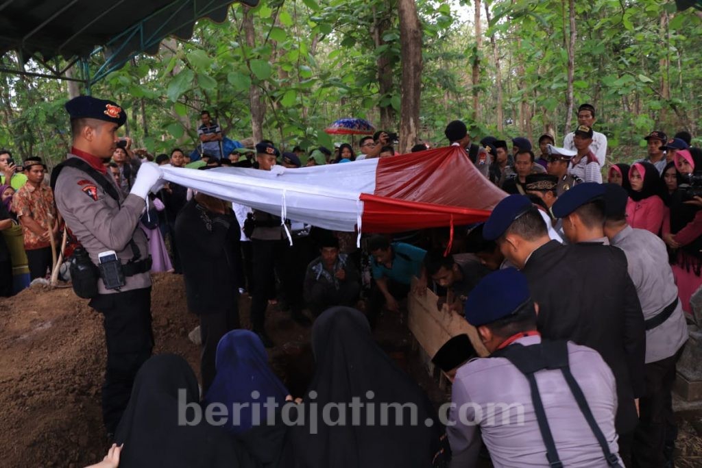 Isak Tangis Iringi Pemakaman Fredi Kusbintoro, Satu dari Tiga Siswa Brimob yang Meninggal Tersambar Petir