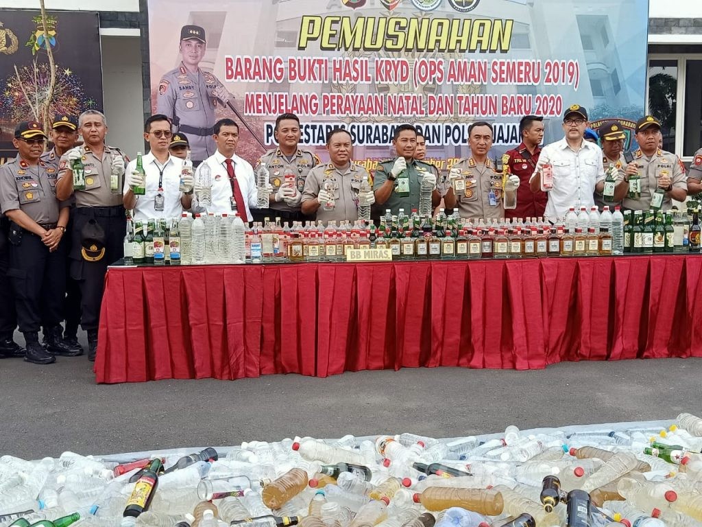 Jelang Nataru 2020, Polrestabes Surabaya Musnahkan 8000 Botol Miras
