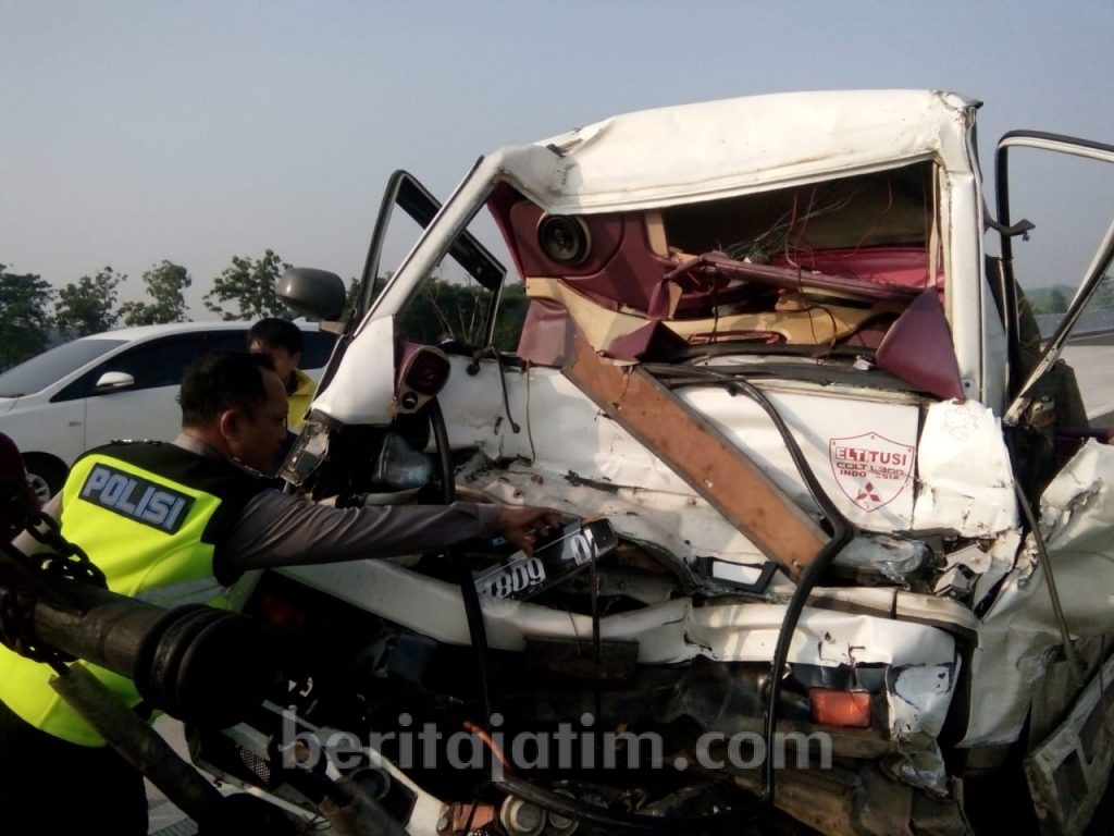 Tabrak Pantat Truk di Jalan Tol, Dua Orang Masuk Rumah Sakit