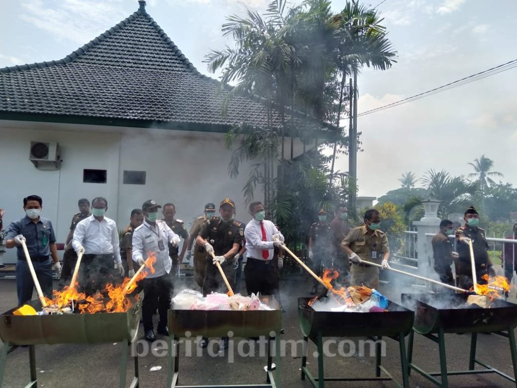 Kejari Kabupaten Malang Bakar Barang Bukti Pidana