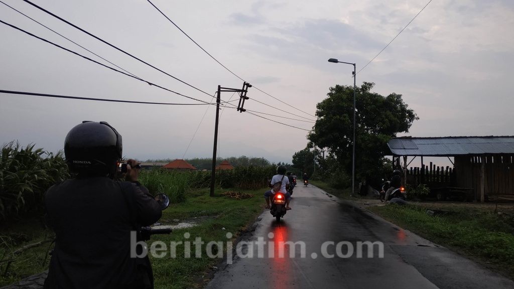Tiang Listrik Patah Diterjang Angin, Listrik di Mojokerto Padam