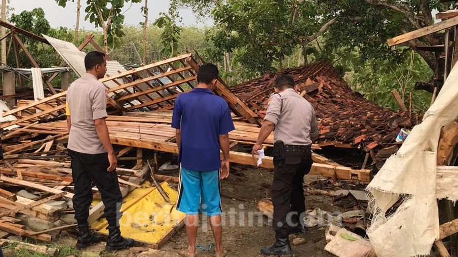 Puting Beliung Terjang 2 Desa, 5 Rumah Roboh, Belasan Rusak